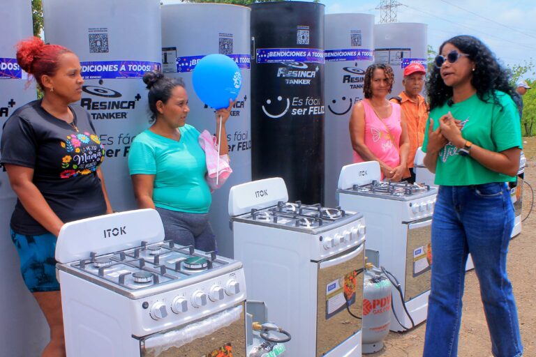 Alcaldesa Emily Riera hizo entrega de ayudas a familias afectadas por doblete sísmico en Juan José Mora