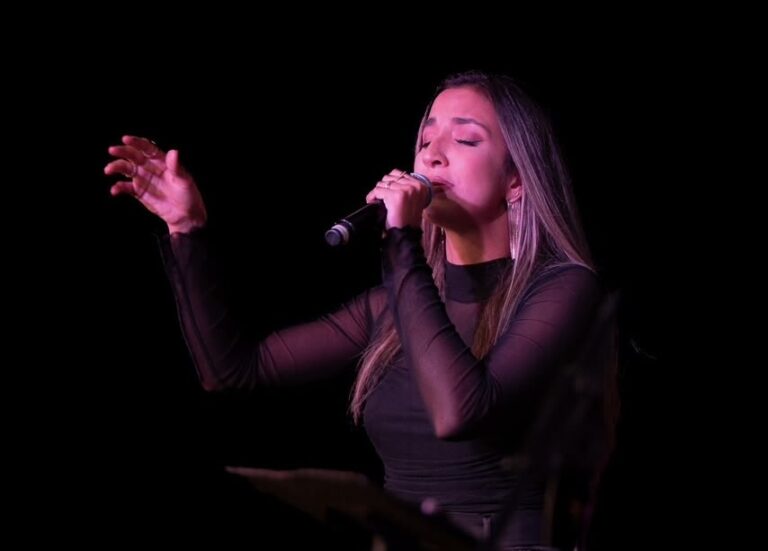 Manuela Serrano se abre camino tras graduarse en la University Berklee College of Music de Boston