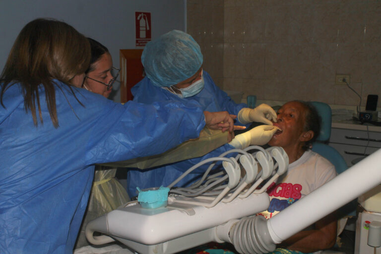 Misión Sonrisa entregó prótesis gratuitas a pacientes carabobeños