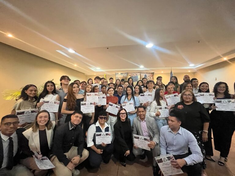 CEVAC celebra una nueva promoción de egresados en el idioma inglés y músicos en producción de audio y sonido